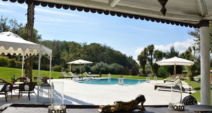 Villa Magie Luxus, Pool, Spa, Tennis, baumbestandenen Park.