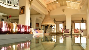 A spacious lobby with a high ceiling, a large chandelier, and a reflective floor. - Magic luxury villa, swimming pool, SPA, tennis, wooded park. (Valmontone)