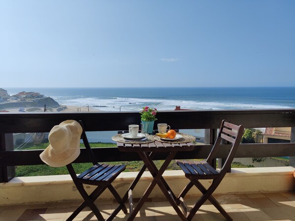 Outdoor dining - Santa Cruz Ocean Apartment - I (Santa Cruz)