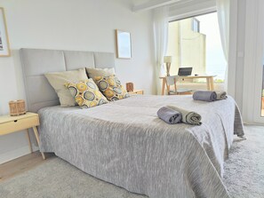 3 sovrum, skrivbord, strykjärn/strykbräda och resesäng