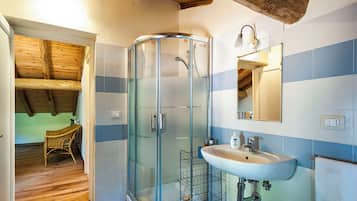 Dusche, Haartrockner, Bidet, Handtücher