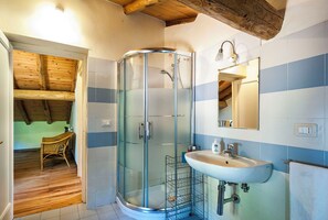 Dutxa, assecador de cabells, bidet i tovalloles 
