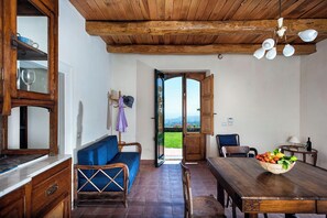 Interior - Cosy house with rustic charm, big garden and sublime view on the Etna and sea (Milo)