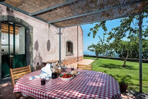 Outdoor dining - Cosy house with rustic charm, big garden and sublime view on the Etna and sea (Milo)