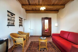 Fernseher, Kamin, Kinderspielzeug