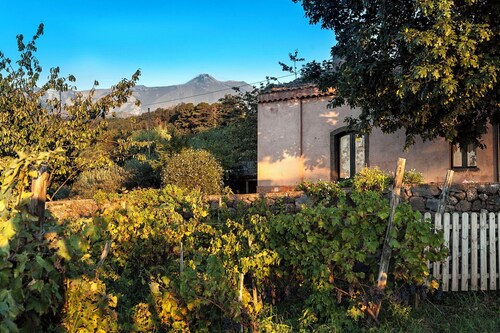 Cosy house with rustic charm, big garden and sublime view on the Etna and sea
