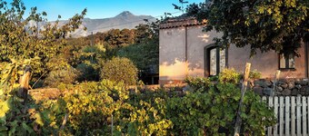 素朴な魅力、大きな庭、エトナ山と海の壮大な景色を望む居心地の良い家