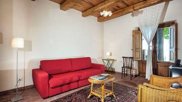 电视、壁炉、玩具