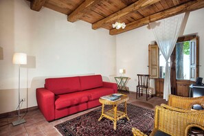 Fernseher, Kamin, Kinderspielzeug