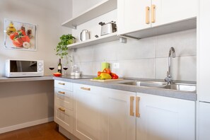 Een koelkast, een magnetron, een kookplaat, een vaatwasser