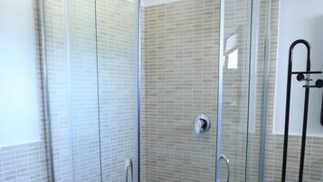Dusche, Haartrockner, Handtücher