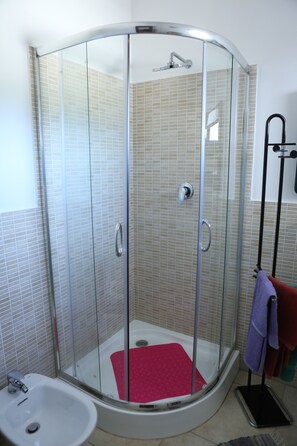 Douche, séchoir à cheveux, serviettes fournies