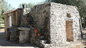 A rustic stone building with a small door and steps leading up to it. - HOUSE WITH GARDEN AND SWIMMING POOL FOR EXCLUSIVE USE IN SALENTO, OTRANTO, LECCE (corigliano d' otranto)