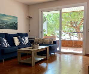 Smart TV, books - APARTMENT ON FIRS LINE SEA (Arenys de Mar)