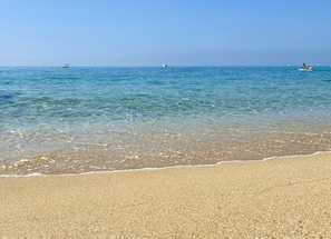 On the beach, sun-loungers - APARTMENT ON FIRS LINE SEA (Arenys de Mar)