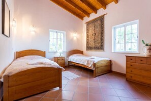 3 habitaciones, caja de seguridad en la habitación y escritorio 