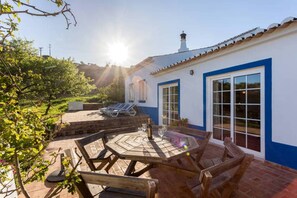 Outdoor dining - Spacious Algarvian Farmhouse with pool set in 5 acres of grounds. 7509/AL (Burgau/Budens)