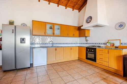 Spacious Algarvian Farmhouse with pool set in 5 acres of grounds. 7509/AL