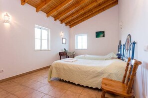 3 chambres, coffres-forts dans les chambres, bureau