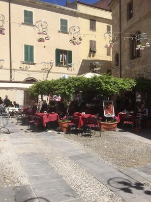 تناول الطعام بالخارج