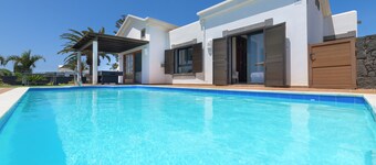 Luxury villa, heat pool ,ecological, chlorine-free  ,Jacutzzi / bicycl