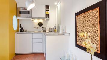 Fridge, stovetop, dishwasher, coffee/tea maker