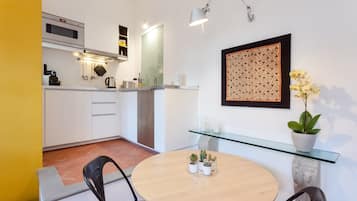 Fridge, stovetop, dishwasher, coffee/tea maker