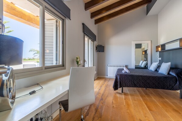 5 chambres, coffre-fort, bureau, fer et planche à repasser