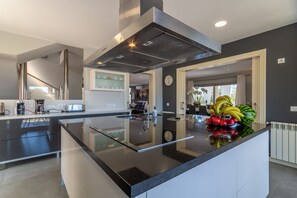 冰箱、微波炉、烤箱、炉灶