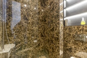 Ensemble douche/baignoire, sèche-cheveux, bidet, serviettes fournies