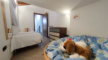 4 quartos, cofres nos quartos, escrivaninha