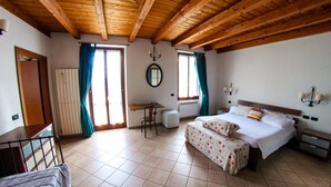 Une chambre avec un plafond en bois, un lit, un bureau et une chaise.