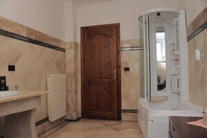 Duschwanne, Haartrockner, Bidet, Handtücher