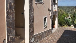 Un edificio con arcos de piedra y un patio adoquinado.
