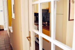 Kjøleskap, ovn, kokeplater og oppvaskmaskin