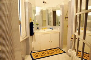 Douche, séchoir à cheveux, bidet, serviettes fournies