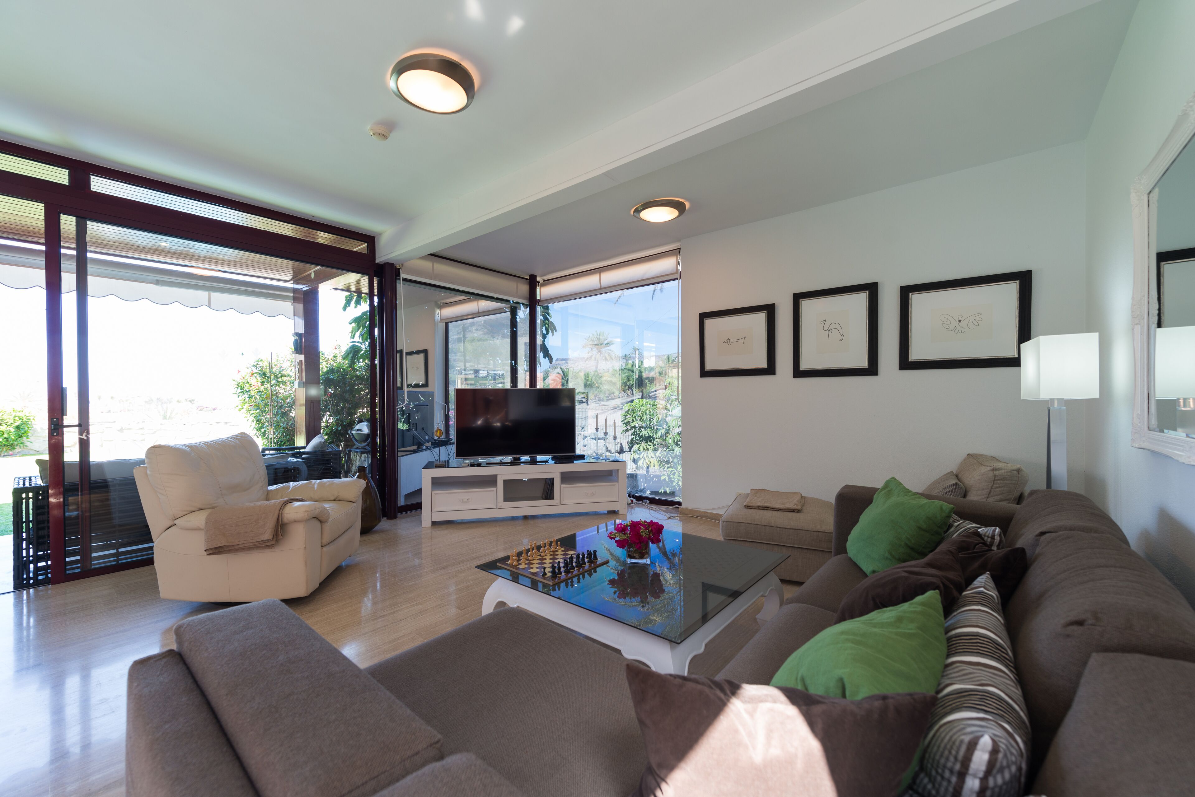 Een smart-tv, een dvd-speler, een tafeltennistafel en boeken