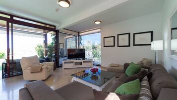 Een smart-tv, een dvd-speler, een tafeltennistafel en boeken