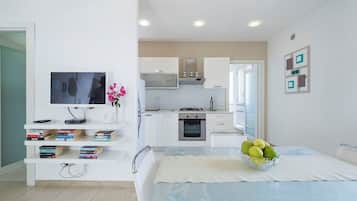 Fridge, oven, stovetop, coffee/tea maker