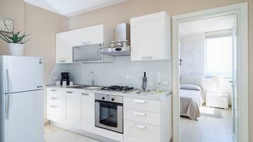 Fridge, oven, stovetop, coffee/tea maker