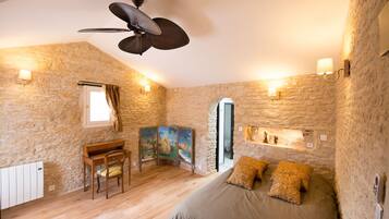 3 chambres, coffres-forts dans les chambres, fer et planche Ă repasser