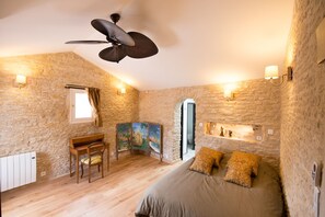 3 chambres, coffres-forts dans les chambres, fer et planche à repasser