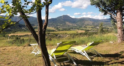 Au coeur des Barronies, maison de style provencal avec jardin et terrasse.