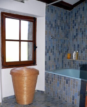 Ensemble baignoire-douche, papier de toilette