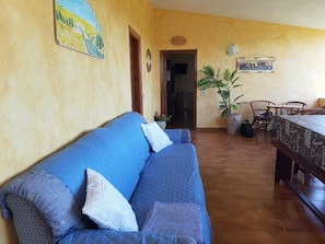 TV, fireplace, books - Quiet house close to the beach surrounded by nature (Orosei)