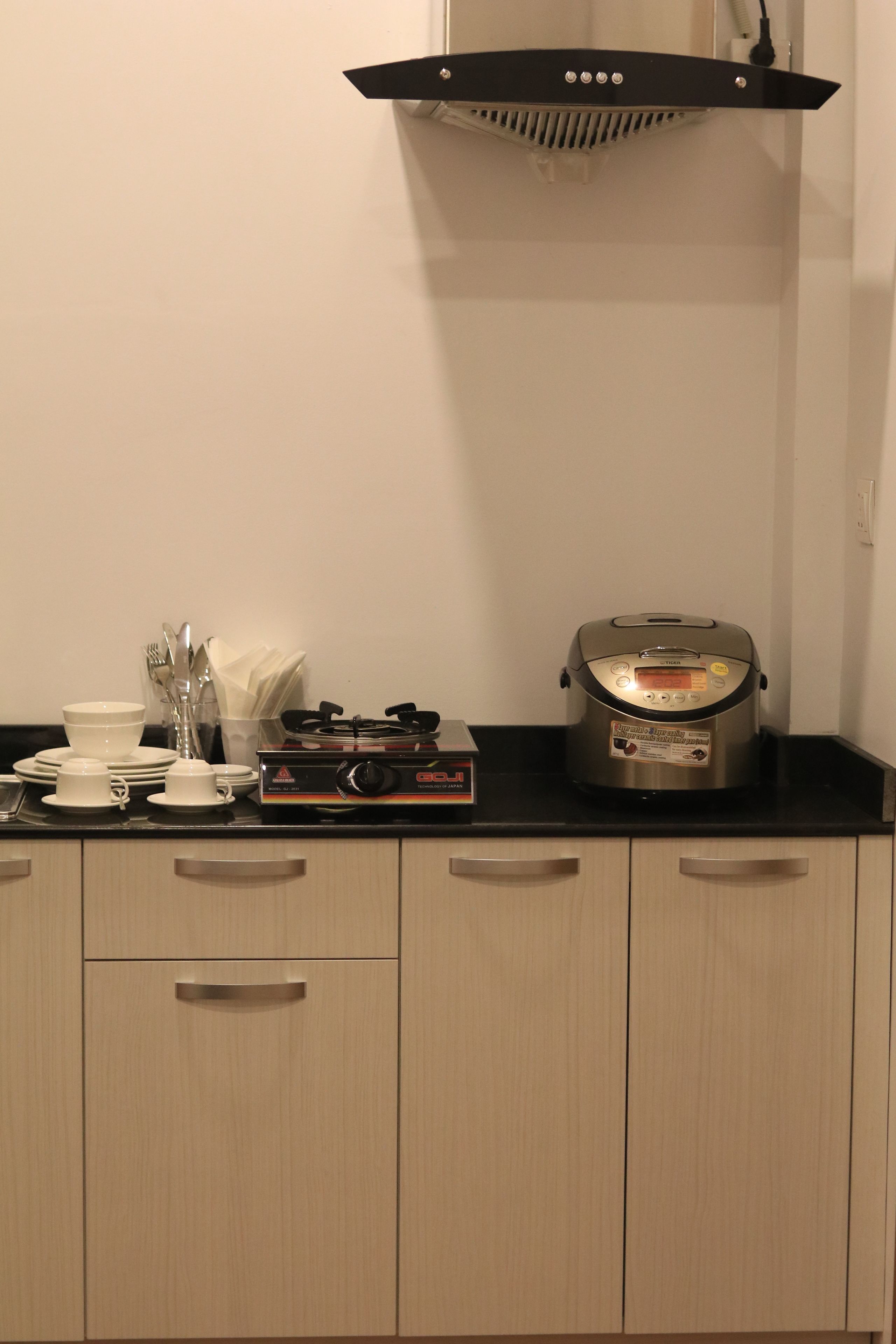 deluxe studio, 1 queen bed | private kitchenette | fridge, electric kettle