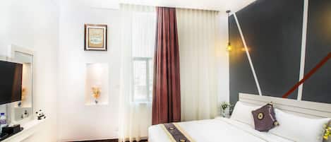 Desk, soundproofing, rollaway beds, free WiFi