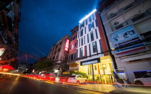 Mặt tiền nơi lưu trú - ban đêm