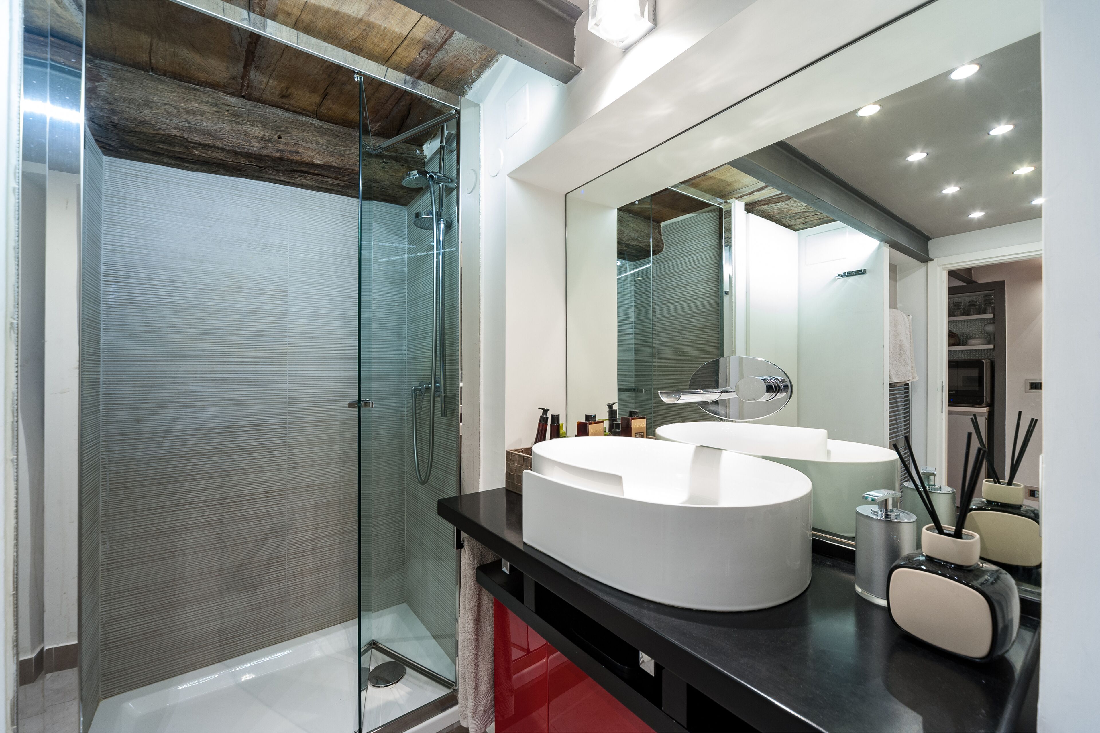 Shower, hair dryer, bidet, towels