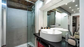 Shower, hair dryer, bidet, towels